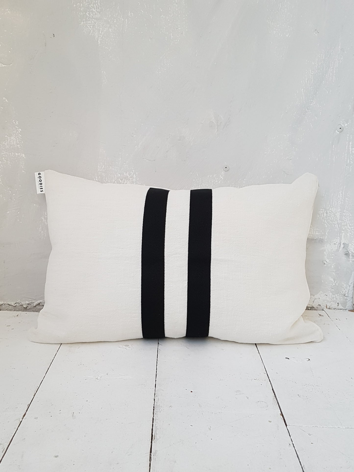 Cushion 'Two strip' off white